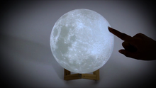 Carregar imagem no visualizador da galeria, LUMINARIA LUNA - LUA CHEIA USB 3D - ABAJUR LUA - AJUSTE DE CORES E INTENSIDADE - FRETE GRATUITO