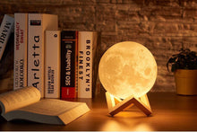 Carregar imagem no visualizador da galeria, LUMINARIA LUNA - LUA CHEIA USB 3D - ABAJUR LUA - AJUSTE DE CORES E INTENSIDADE - FRETE GRATUITO
